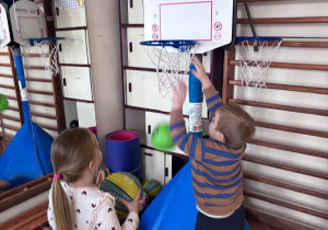 Dzieci poznają szkołę