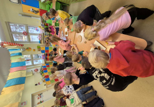 Dzieci dekorują ciasteczka