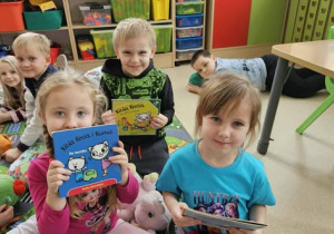 Dzieci z "kocimi" książkami