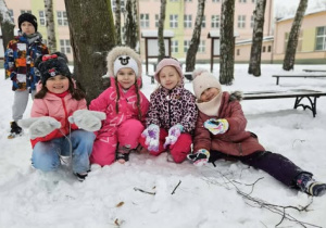 Dzieci bawiące się na śniegu