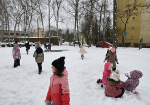 Dzieci bawiące się na śniegu