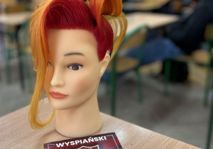 Manekin z fryzurą z technikum usług fryzjerskich