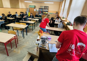 Klasa ósma podczas spotkania z gośćmi