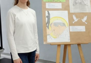 Laureatka konkursu przy swojej pracy