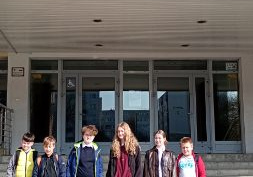 Uczniowie przed szkołą w Ozorkowie