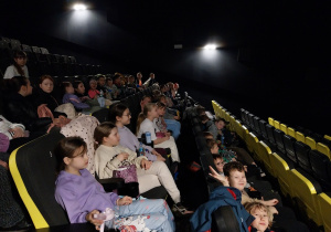 Uczniowie podczas pokazu filmu