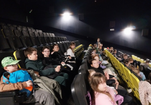 Uczniowie oglądający film