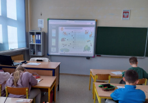 Uczniowie rozwiązują krzyżówkę.