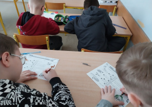 Uczniowie uzupełniają karty pracy.