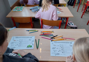 Uczniowie rozwiązujący krzyżówkę.