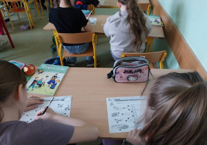 Uczniowie wypełniają kartę pracy.