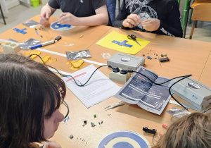 Uczniowie podczas zajęć