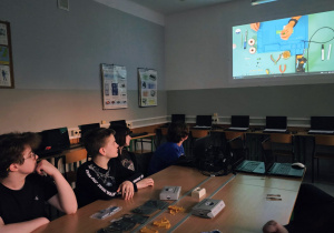 Uczniowie podczas zajęć