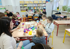 Warsztaty plastyczne dla uczniów i rodziców klasy 1 a