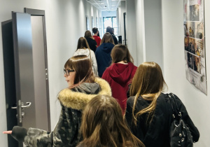 Uczniowie zwiedzają szkołę średnią
