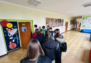 Uczniowie zwiedzają wnętrze szkoły