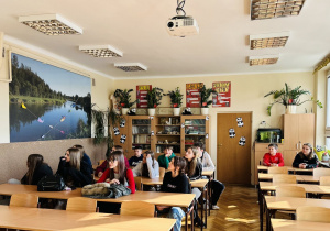 Uczniowie w klasie biologiczno-chemicznej