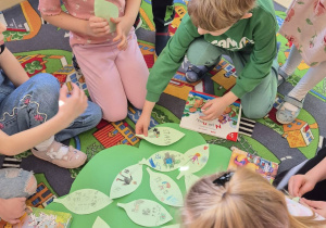 Dzieci przyklejają listki ze swoimi pasjami