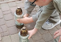 Uczniowie stawiają znicze