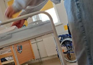 Dzieci częstujące wypiekami