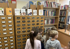 Dzieci zwiedzają bibliotekę