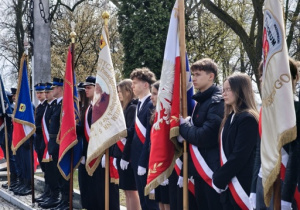 Uczniowie klasy 8a w Poczcie Sztandarowym