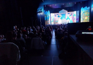 Uczniowie oglądają występ