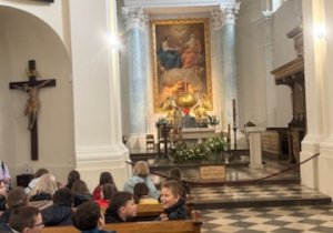Uczniowie zwiedzają kościół na Świętym Krzyżu