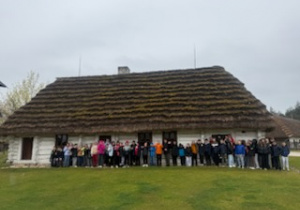 Dzieci w Skansenie Wsi Kieleckiej