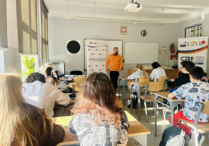 Uczniowie podczas lekcji "Samoocena mój fundament"