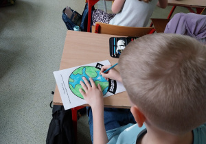 Uczeń koloruje obrazek