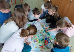 Uczniowie tworzą wspólną pracę