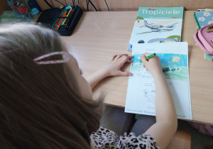 Dziewczynka koloruje obrazek
