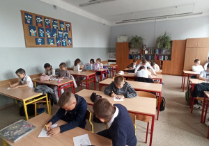 Uczniowie SP 12 podczas zajęć
