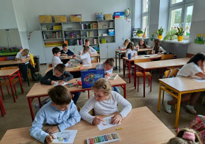 Uczniowie SP 12 podczas zajęć