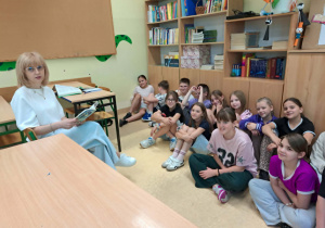 Uczniowie z nauczycielką