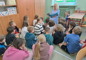 nauczyciele czytali uczniom z klas młodszych wybrane książki
