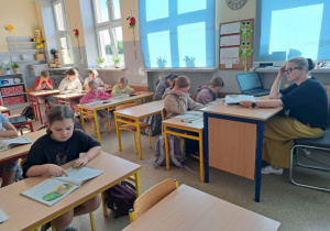 Uczniowie z nauczycielką