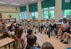 Uczniowie z nauczycielką