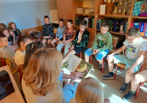 nauczyciele czytali uczniom z klas młodszych wybrane książki