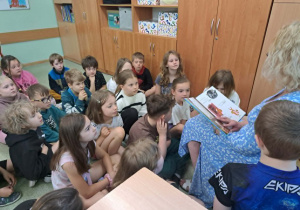 Uczniowie z nauczycielką