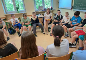 Uczniowie z nauczycielką