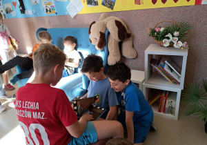 Uczniowie podczas przerwy