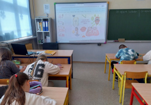 Uczniowie piszą odpowiedź na pytanie