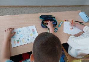 Uczeń tworzy pracę plastyczną