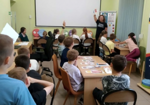 Uczniowie klasy 3a w Bibliotece Pedagogicznej w Tomaszowie Mazowieckim