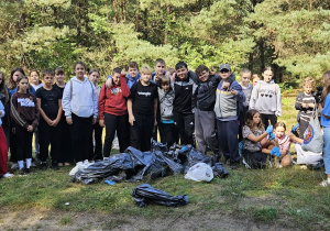 Uczniowie SP 12 podczas akcji
