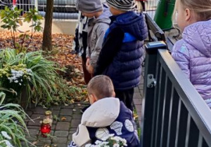 Dzieci pod kamieniem upamiętniającym Jana Pawła II