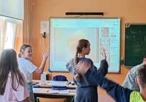 Uczniowie tańczą do puosenk o papieżu
