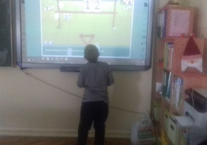 uczeń przy tablicy interaktywnej